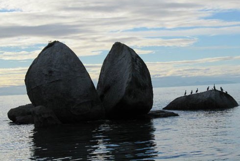 Tảng đá hình quả táo bổ đôi ở Abel Tasman.